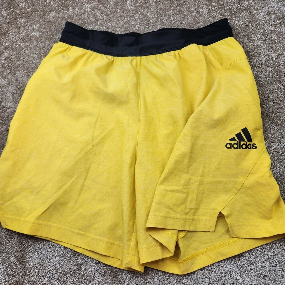 Adidas Mens Aeroready Athletic Running Shorts Yellow Black Size Small 5 Inch - Picture 1 of 6